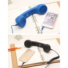Гарнітура для смартфона у вигляді ретро трубки телефону під роз'ємом 3,5 мм.