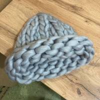 Шапка из шерсти мериноса хельсинки крупная вязка светло-серый/темно-серый