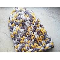 Шапка из шерсти мериноса хельсинки крупная вязка трехцветная желтый серый кремовый
