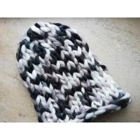 Шапка из шерсти мериноса хельсинки крупная вязка трехцветная серый белый черный