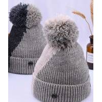 Двухцветная вязаная шапка в корейском стиле