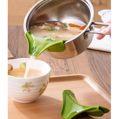 Воронка-носик для кастрюли из силикона удобно наливать суп